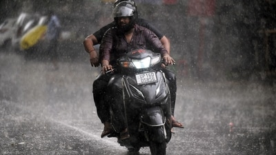 Commuters travel during light rain in Noida, (Sunil Ghosh /HT file) Commuters travel during light rain in Noida, (Sunil Ghosh /HT file)