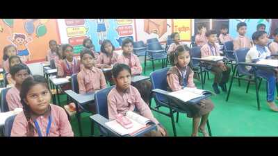 Children at a government primary school in Jamapur in Varanasi. (HT photo) Children at a government primary school in Jamapur in Varanasi. (HT photo)
