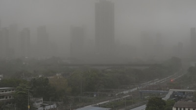 The India Meteorological Department (IMD) Mumbai has issued a "nowcast warning" forecasting a thunderstorm accompanied by lightning and moderate to intense spells of rain for Thane, Palghar and Mumbai. (HT Photo/Anshuman Poyrekar)
