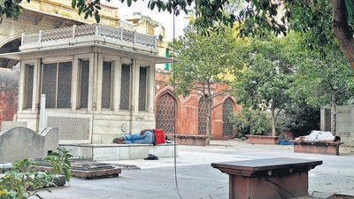 In early morning Delhi, just before the summertime sun of mid-June flames brightly, the sleepy city lies snuggled in relative coolness. (HT Photo) In early morning Delhi, just before the summertime sun of mid-June flames brightly, the sleepy city lies snuggled in relative coolness. (HT Photo)