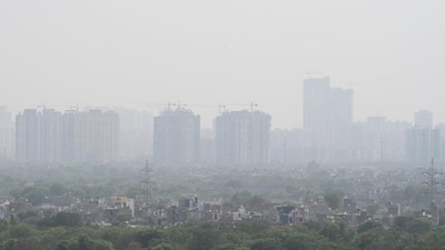 Noida skyline blanketed by smog on May 23, 2024. (Sunil Ghosh / Hindustan Times) Noida skyline blanketed by smog on May 23, 2024. (Sunil Ghosh / Hindustan Times)