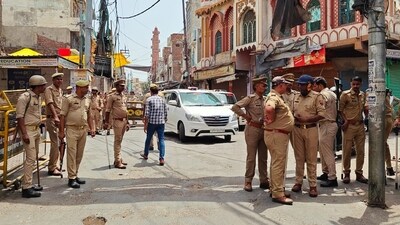 Police deployed in Mamu Bhanja locality in Aligarh to ensure peace. (HT)