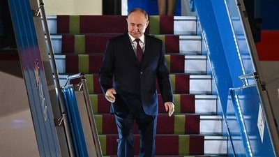 Russia President Vladimir Putin disembarks from a plane upon his arrival in Vietnam at Noi Bai International Airport in Hanoi on June 20th, 2024. (AFP ) Russia President Vladimir Putin disembarks from a plane upon his arrival in Vietnam at Noi Bai International Airport in Hanoi on June 20th, 2024. (AFP )