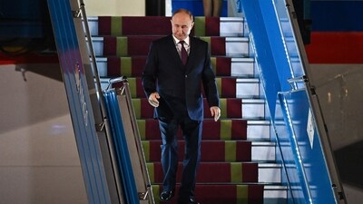 Russia President Vladimir Putin disembarks from a plane upon his arrival in Vietnam at Noi Bai International Airport in Hanoi on June 20th, 2024. (AFP )