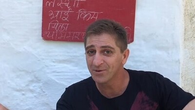 A cafe owner in Greece sings 'Tum Hi Ho' (Instagram/@divsigupta) A cafe owner in Greece sings 'Tum Hi Ho' (Instagram/@divsigupta)