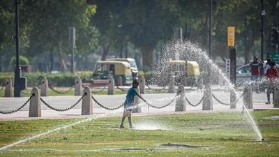 Several stations in the Capital clocked temperatures below 40°C on Thursday: 39.6°C at Palam, 39.4°C at Lodhi Road and 38.6°C at Ridge. (Sanchit Khanna/HT Photo)
