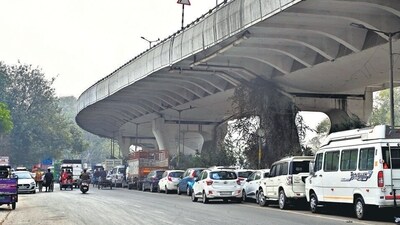 Some stretches under the flyover is encroached upon for illegal parking. (Arvind Yadav/HT photo) Some stretches under the flyover is encroached upon for illegal parking. (Arvind Yadav/HT photo)