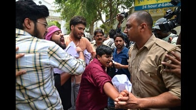 Student organisations protesting on the LU campus on Thursday (Mushtaq Ali/HT) Student organisations protesting on the LU campus on Thursday (Mushtaq Ali/HT)