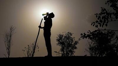 Working long hours under the scorching sun is leading to a rise in heat-related ailments. (Raj K Raj/HT Photo) Working long hours under the scorching sun is leading to a rise in heat-related ailments. (Raj K Raj/HT Photo)