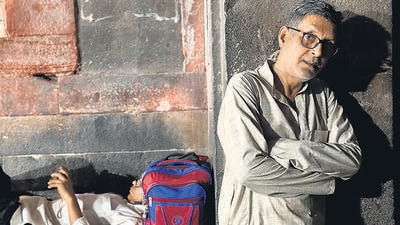 Zaheeruddin opens his central Delhi stall every morning at 6.30, and closes it at 10.30 in the night. (HT Photo)