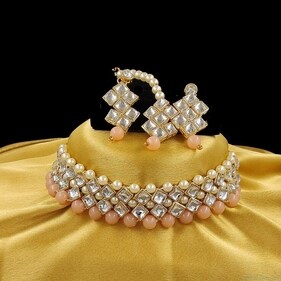 Peach fuzz in jewellery (Photo by Trendia) Peach fuzz in jewellery (Photo by Trendia)