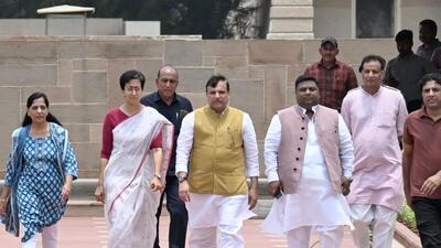 AAP leaders at Rajghat on Friday. (HTPhoto)