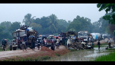 Civilians being displaced from parts of Kilinochchi and Mullaitivu districts after the Sri Lankan army’s military offensive in January 2009. (Courtesy Tamils Rehabilitation Organisation)