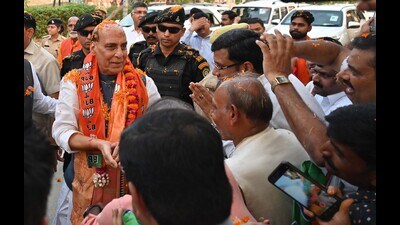 Defence minister Rajnath Singh being welcomed at the Lucknow airport on June 21. (HT photo)