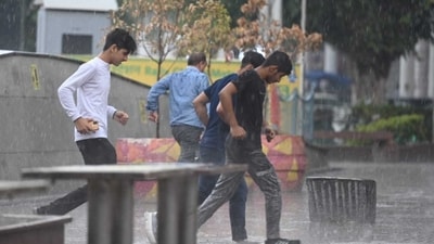 Rain lashed parts of national capital on Friday, bringing much needed relief from the intense heatwave sweeping the Delhi-National Capital Region (NCR). (Sanjeev Verma/HT Photo) Rain lashed parts of national capital on Friday, bringing much needed relief from the intense heatwave sweeping the Delhi-National Capital Region (NCR). (Sanjeev Verma/HT Photo)