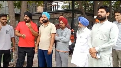 Family members of the injured waiting outside Sohana Hospital. (HT) Family members of the injured waiting outside Sohana Hospital. (HT)