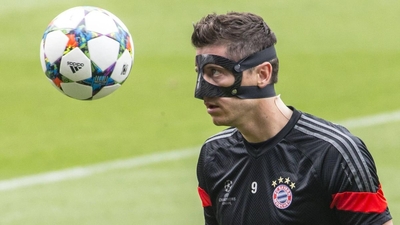 Barcelona striker Robert Lewandowski also had to don the mask after a broken nose and jaw in a DFB-Pokal 2015 semi-final against Borussia Dortmund.&nbsp; (X Image (@c0mpedsush1))