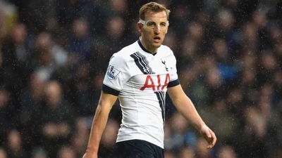 English striker Harry Kane also wore the mask in 2016 after breaking his nose against Crystal Palace in the FA Cup. (X Image (@UTDGARNA___))
