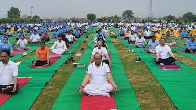 Delhi Lt Governor Vinai Kumar Saxena practices Yoga on International Yoga Day. (LG Delhi (X)) Delhi Lt Governor Vinai Kumar Saxena practices Yoga on International Yoga Day. (LG Delhi (X))