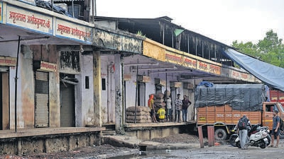 Navi Mumbai, India - June 21, 2024:NMMC stops water supply to high risk APMC onion-potato market & other bldgs at Turbhe in Navi Mumbai, India, on Friday, June 21, 2024. (Photo by Bachchan Kumar/ HT PHOTO) (HT PHOTO) Navi Mumbai, India - June 21, 2024:NMMC stops water supply to high risk APMC onion-potato market & other bldgs at Turbhe in Navi Mumbai, India, on Friday, June 21, 2024. (Photo by Bachchan Kumar/ HT PHOTO) (HT PHOTO)