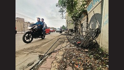 On June 9, the drainage- and road- departments of the PMC jointly took action by removing optical fibre cables laid through stormwater lines at Sinhagad Road that had blocked the drains and caused flooding. (HT PHOTO)