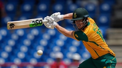 England clamped down on South Africa after de Kock fell in the 12th over with another sensational bit of fielding from Buttler leading to Heinrich Klaasen being run out David Miller scored 43 in 28 and South Africa eventually scored 163/6 in 20 overs. (PTI) England clamped down on South Africa after de Kock fell in the 12th over with another sensational bit of fielding from Buttler leading to Heinrich Klaasen being run out David Miller scored 43 in 28 and South Africa eventually scored 163/6 in 20 overs. (PTI)