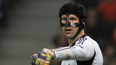 Legendary goalkeeper Petr Cech had played in a rugby-style head guard and a mask after returning from a life-threatening head injury which he sustained in 2006 while playing against Reading.&nbsp; (Chelsea)
