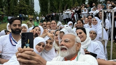 Prime Minister Narendra Modi taking a selfie with people after performing yoga on the 10th International Day of Yoga in Srinagar on Friday. (Narendra Modi/X) Prime Minister Narendra Modi taking a selfie with people after performing yoga on the 10th International Day of Yoga in Srinagar on Friday. (Narendra Modi/X)