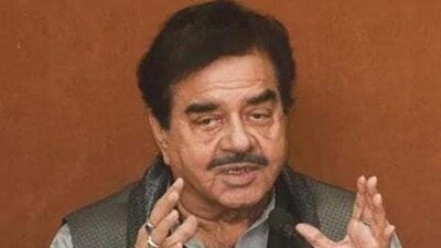 The Union Bank of India has issued a public notice to sell properties of Indus Projects Limited and its promoters after they failed to pay the dues. The building is located in the same neighborhood where Shatrughan Sinha lives.(HT FILE PHOTO.) The Union Bank of India has issued a public notice to sell properties of Indus Projects Limited and its promoters after they failed to pay the dues. The building is located in the same neighborhood where Shatrughan Sinha lives.(HT FILE PHOTO.)