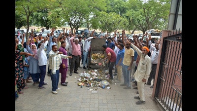 The sanitation workers’ union said if immediate steps were not taken to manage waste disposal or if the dumping ground was not reopened, the city’s cleaning work will be stopped and workers will go on strike. (HT Photo) The sanitation workers’ union said if immediate steps were not taken to manage waste disposal or if the dumping ground was not reopened, the city’s cleaning work will be stopped and workers will go on strike. (HT Photo)