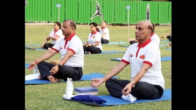 Union Defence Minister Rajnath Singh at 1 Corps in Mathura on occasion of 10th International Yoga Day on Friday.. (HT) Union Defence Minister Rajnath Singh at 1 Corps in Mathura on occasion of 10th International Yoga Day on Friday.. (HT)