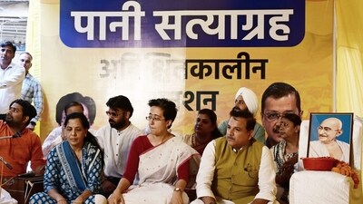 Delhi Minister Atishi with Sunita Kejriwal and AAP leader Sanjay Singh sitting on 'Pani Satyagrah' at Bhogal in New Delhi (HT/Vipin Kumar) Delhi Minister Atishi with Sunita Kejriwal and AAP leader Sanjay Singh sitting on 'Pani Satyagrah' at Bhogal in New Delhi (HT/Vipin Kumar)