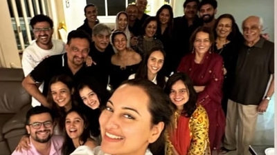 Sonakshi Sinha clicked a selfie with the entire family.