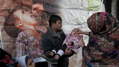 A health worker administers a polio vaccine to a child in Lahore, Pakistan (K.M. Chaudary/AP Photo/picture alliance ) A health worker administers a polio vaccine to a child in Lahore, Pakistan (K.M. Chaudary/AP Photo/picture alliance )