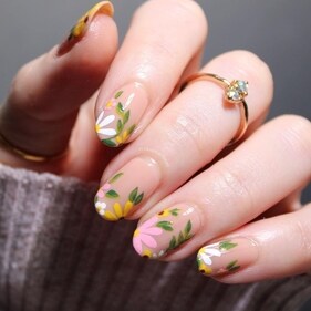 Opt for minimal and micro floral French tip designs that can sit elegantly on your nails in soft and light colours (Photo: Instagram) Opt for minimal and micro floral French tip designs that can sit elegantly on your nails in soft and light colours (Photo: Instagram)