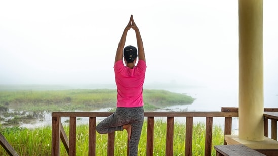 Pose ini meningkatkan kepribadian mereka yang membumi dan meningkatkan keseimbangan, membantu mereka merasa stabil dan terhubung dengan bumi. (Pexels) Pose ini meningkatkan kepribadian mereka yang membumi dan meningkatkan keseimbangan, membantu mereka merasa stabil dan terhubung dengan bumi. (Pexels)