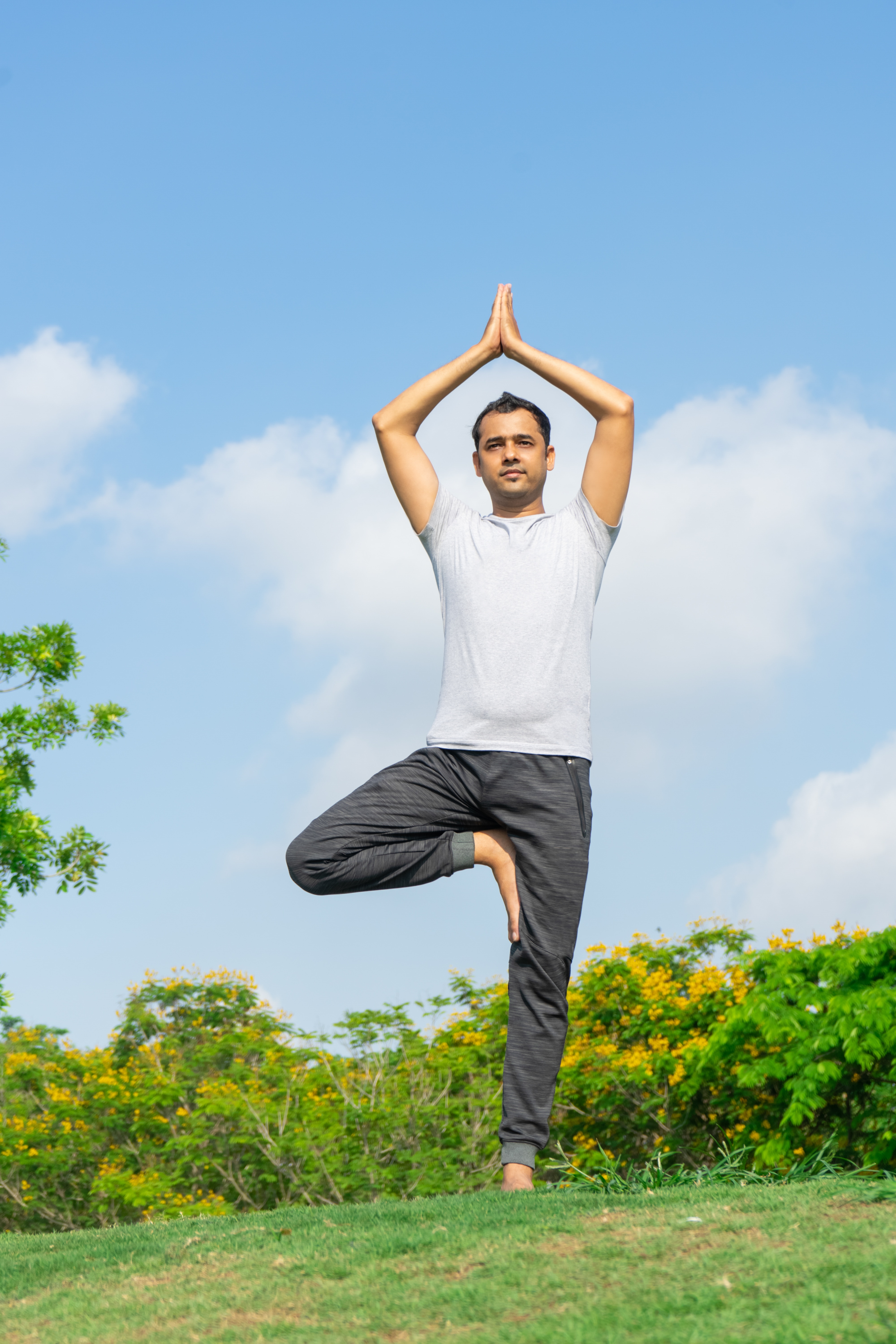 Dalam Pose Gunung (Tadasana), seseorang berdiri tegak dan menarik napas dalam-dalam sambil menyeimbangkan jari kaki. (Gratispik) Dalam Pose Gunung (Tadasana), seseorang berdiri tegak dan menarik napas dalam-dalam sambil menyeimbangkan jari kaki. (Gratispik)