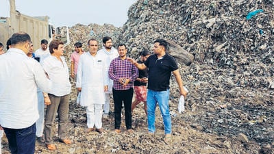 Congress leader Raj Babbar at the Bandhwari landfill. (HT Photo) Congress leader Raj Babbar at the Bandhwari landfill. (HT Photo)