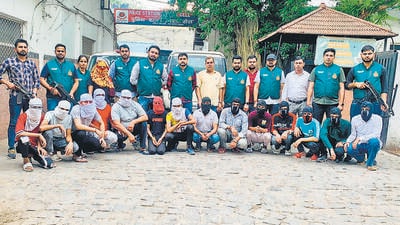 Delhi Police special cell with 16 arrested gang members. (HT Photo)