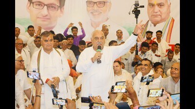 Former Haryana chief minister and leader of opposition Bhupinder Singh Hooda addressing Congress workers in Jind on Saturday. (HT Photo)