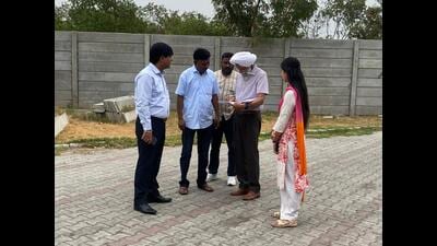 Mohali MC has also launched a challan drive to fine residents and garbage collectors who are not segregating solid waste into dry and wet. (HT Photo) Mohali MC has also launched a challan drive to fine residents and garbage collectors who are not segregating solid waste into dry and wet. (HT Photo)