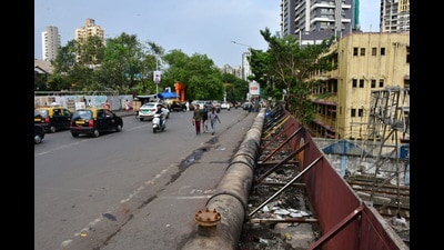 Mumbai, India – June 22, 2024: British-era bridge which connects Tardeo to Nagpada with local train station gate of Mumbai Central , in Mumbai, India, on Saturday, June 22, 2024. (Photo by Bhushan Koyande/HT Photo). Mumbai, India – June 22, 2024: British-era bridge which connects Tardeo to Nagpada with local train station gate of Mumbai Central , in Mumbai, India, on Saturday, June 22, 2024. (Photo by Bhushan Koyande/HT Photo).