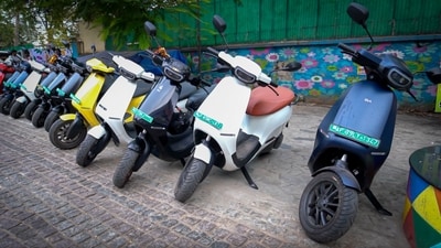 Ola Electric S1 Pro electric scooters lined up Ola Electric S1 Pro electric scooters lined up