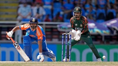 Kohli and Suryakumar Yadav both fell in the ninth over, with the latter hitting a six off the very first ball that he faced and falling off next. Rishabh Pant then scored 36 in 24 balls. (PTI) Kohli and Suryakumar Yadav both fell in the ninth over, with the latter hitting a six off the very first ball that he faced and falling off next. Rishabh Pant then scored 36 in 24 balls. (PTI)