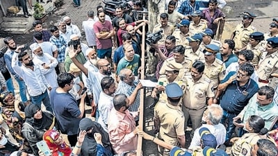 Residents of Kailash Prabhat CHS gathered in large numbers inside the society premises, closed off the entrance gates, and pleaded with police and civic officials for more time, even bringing out ailing residents to stress on their plight. (Photo by Satish Bate/ Hindustan Times) (Hindustan Times) Residents of Kailash Prabhat CHS gathered in large numbers inside the society premises, closed off the entrance gates, and pleaded with police and civic officials for more time, even bringing out ailing residents to stress on their plight. (Photo by Satish Bate/ Hindustan Times) (Hindustan Times)