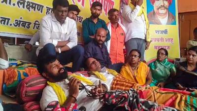 Saturday was the tenth day of Hake and Waghamare’s indefinite hunger strike against the state government’s announcement of giving Kunbi certificates to blood relatives or ‘sage soyare’ of Marathas. The OBC activists claimed it would pave the way for the backdoor entry of Marathas into the OBC quota. (Photo by Santosh Bhutekar) Saturday was the tenth day of Hake and Waghamare’s indefinite hunger strike against the state government’s announcement of giving Kunbi certificates to blood relatives or ‘sage soyare’ of Marathas. The OBC activists claimed it would pave the way for the backdoor entry of Marathas into the OBC quota. (Photo by Santosh Bhutekar)