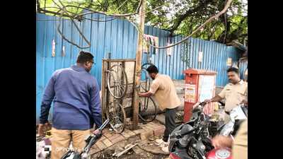 The Pune Camp Merchants’ Association (PCMA) had earlier written to PCB about hawker menace stating that while they were paying taxes, the administration could not clear roads from illegal occupants. (HT PHOTO)