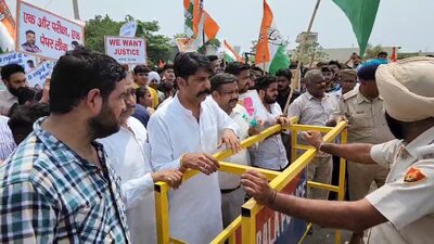 The protest, led by AICC secretary Chetan Chauhan, started from Sector 10 in Ambala City and ended at the BJP office in the presence of a heavy police force. (HT Photo)