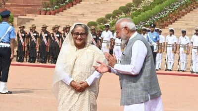 Prime Minister Narendra Modi welcomed Bangladesh Prime Minister Sheikh Hasina during her ceremonial reception at Rashtrapati Bhawan in New Delhi on Saturday. (Arvind Yadav/HT Photo) Prime Minister Narendra Modi welcomed Bangladesh Prime Minister Sheikh Hasina during her ceremonial reception at Rashtrapati Bhawan in New Delhi on Saturday. (Arvind Yadav/HT Photo)