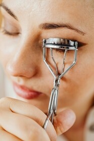 Use an eyelash curler to perfectly curl those lashes. (Pexels) Use an eyelash curler to perfectly curl those lashes. (Pexels)